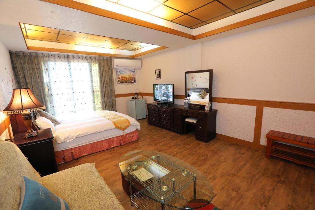 First Place B&B Kota Hualien Bagian luar foto